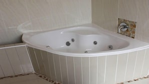 Ensemble douche/baignoire, sèche-cheveux, serviettes fournies