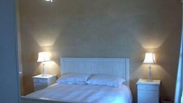 3 عدّة غرف نوم وخزنة داخل الغرفة وتجهيزات عازلة للصوت وواي فاي مجانًا