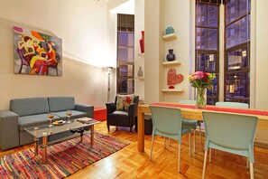 Premium bedding, in-room safe, iron/ironing board, free cots/infant beds - Cape eazi stayz Old Mutual Apartments (Cape Town)