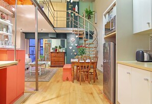 Luxury Apartment, 1 Bedroom | Peralatan tempat tidur premium, peti besi dalam bilik 