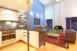 Full-sized fridge, microwave, oven, stovetop - Cape eazi stayz Old Mutual Apartments (Cape Town)