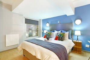 Premium bedding, in-room safe, iron/ironing board, free cots/infant beds - Cape eazi stayz Old Mutual Apartments (Cape Town)