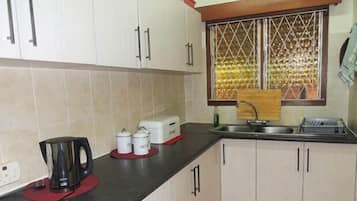 Full-sized fridge, microwave, oven, stovetop