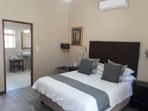 Comfort Room, 1 Bedroom (Queen Room) | Desk, free WiFi, bed sheets - 17 on Bird Guest House (Beaufort West)
