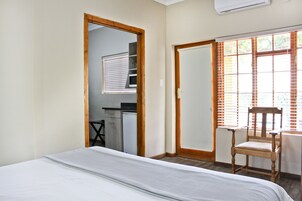 Escritorio, wifi gratis y ropa de cama 