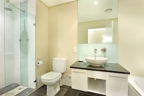 Adderley J06  | Bathroom | Shower, hair dryer, towels - Adderley Apartments (Cape Town)