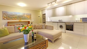 Un apartamento moderno con sala de estar, comedor y cocina.