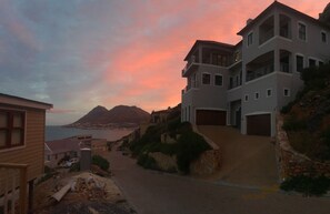 Vista frontal de la propiedad por la tarde o noche