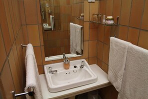 Regadera, amenidades de baño gratuitas, toallas, jabón 