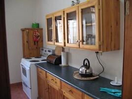 Refrigerador con freezer, microondas, horno, placa de cocina