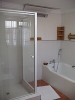 Comfort Cottage, 1 Bedroom (5C Bell Street) | Bathroom | Shower, free toiletries, towels, soap