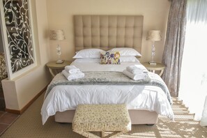 Premium bedding, individually furnished, desk, laptop workspace - Clarens Retreat (Clarens)