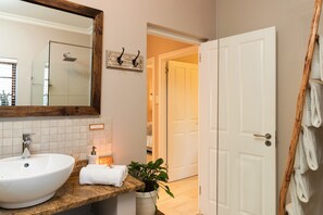 Shower, hair dryer, towels, soap - Woodlands Self Catering, Knysna (Knysna)