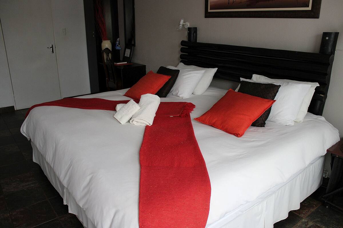 Kamar Twin Standar | Meja kerja, ruang kerja ramah laptop, Wi-Fi gratis, dan seprai linen