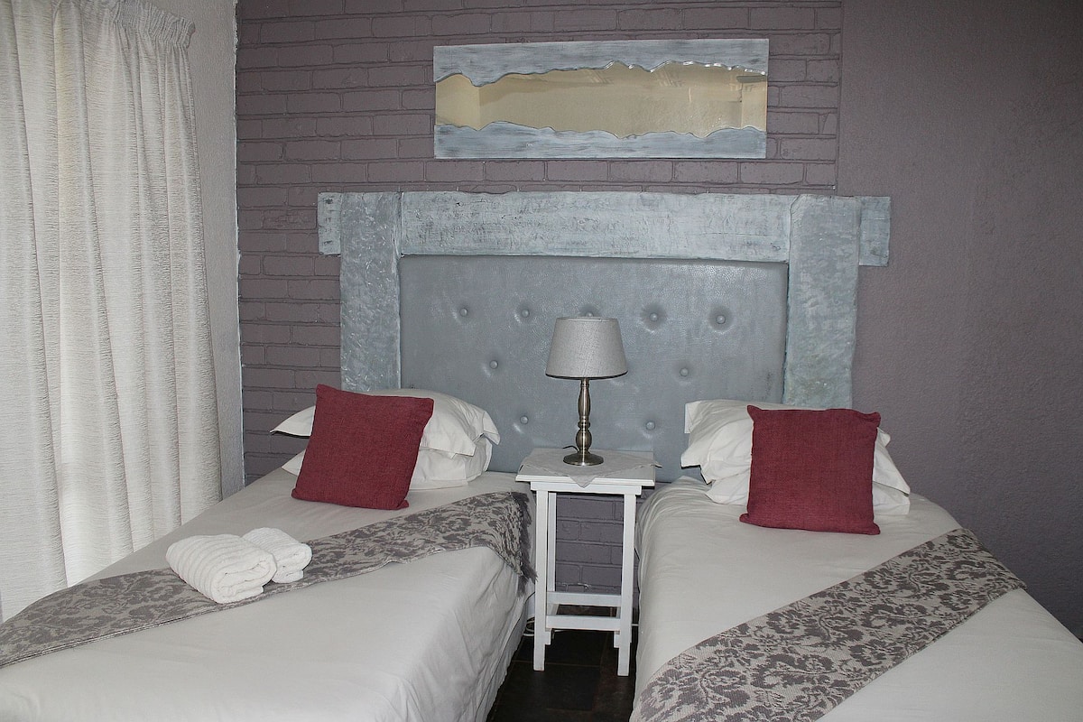 Twin / Double Room | Desk, free WiFi, bed sheets