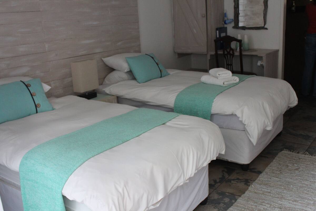 Kamar (Peridot) | Meja kerja, ruang kerja ramah laptop, Wi-Fi gratis, dan seprai linen