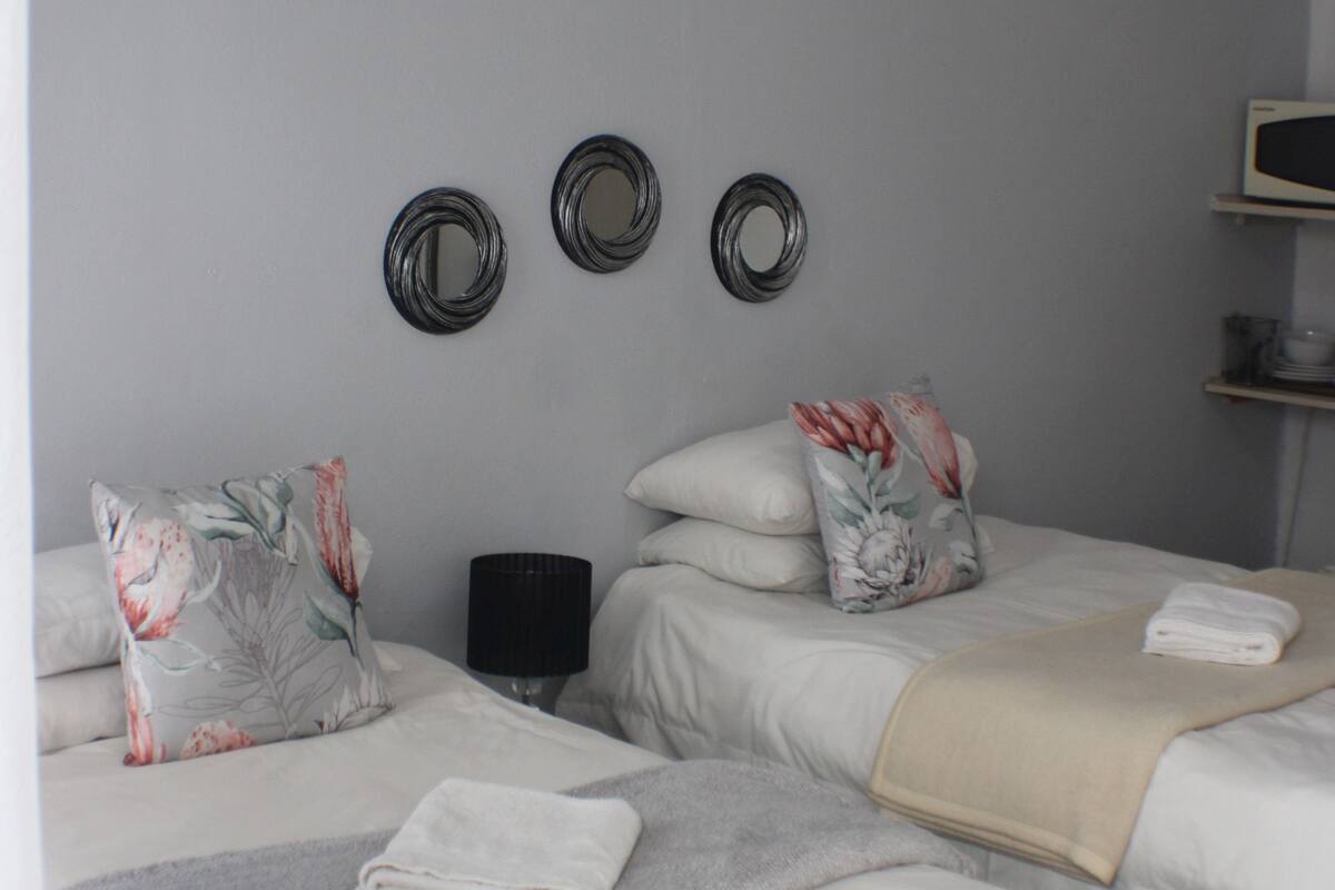 Kamar Twin | Meja kerja, ruang kerja ramah laptop, Wi-Fi gratis, dan seprai linen