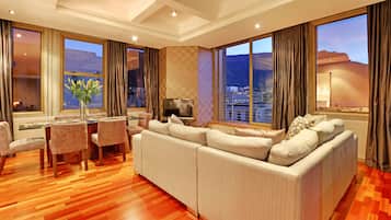 Cartwright 1203 | Living area | 32-inch flat-screen TV with satellite channels, TV