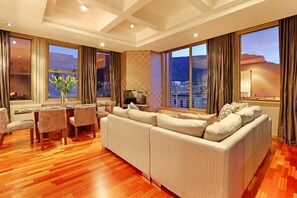 Cartwright 1203 | Living area | 32-inch flat-screen TV with satellite channels, TV - Cape eazi stayz's Cartwright Apartments (Cape Town)