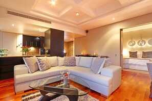 Cartwright 1203 | Living room | 32-inch flat-screen TV with satellite channels, TV