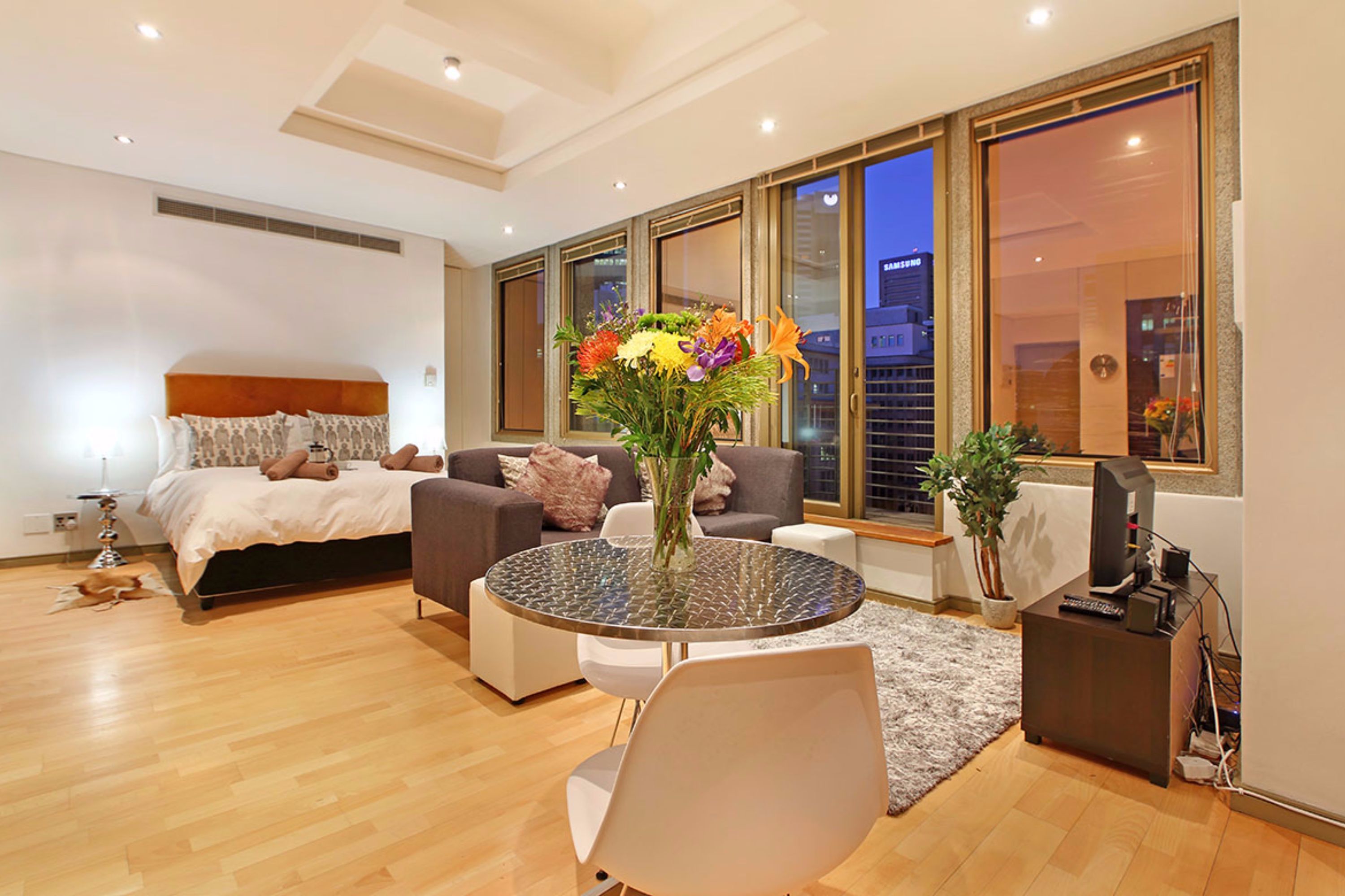 Master Luc 608 | Living area | 32-inch flat-screen TV with satellite channels, TV