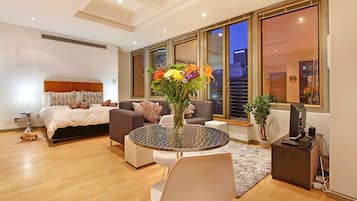 Master Luc 608 | Living area | 32-inch flat-screen TV with satellite channels, TV