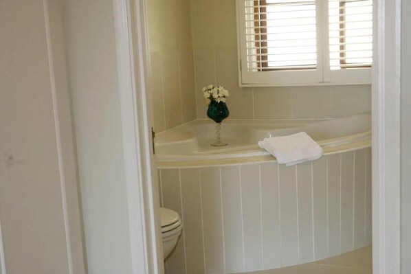 Deep soaking bathtub - Fifteen on the 5th (Pennington)