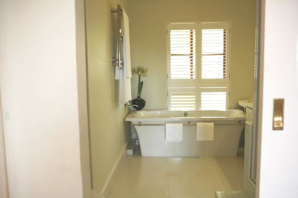 Deep-soaking bathtub