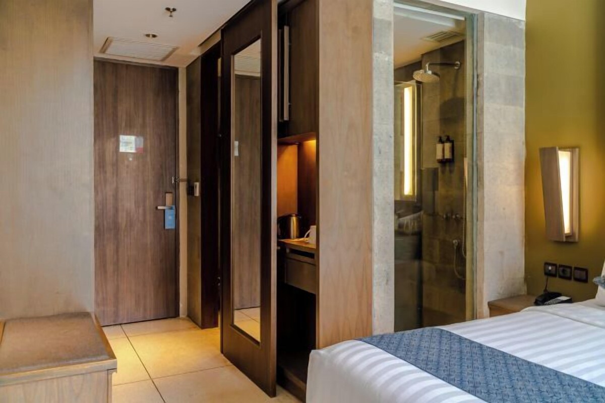 In-room safe, desk, laptop workspace, blackout curtains