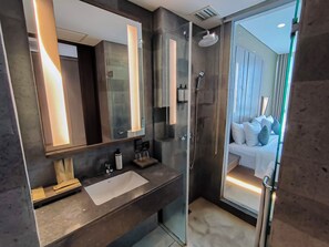 Designer-Toilettenartikel, Haartrockner, Bademäntel, Hausschuhe