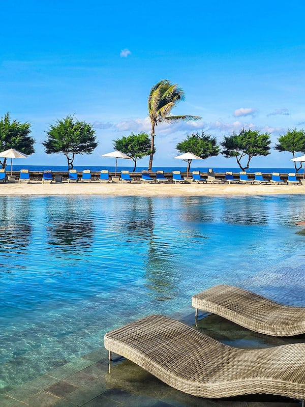 2 piscines extérieures, parasols de plage, chaises longues