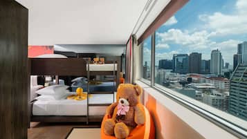Family Room, Berbilang Katil | Peti besi dalam bilik, meja, langsir/tirai gelap terus, kalis bunyi