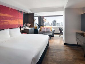 In-room safe, desk, blackout drapes, soundproofing - Mercure Bangkok Sukhumvit 11 (Bangkok)