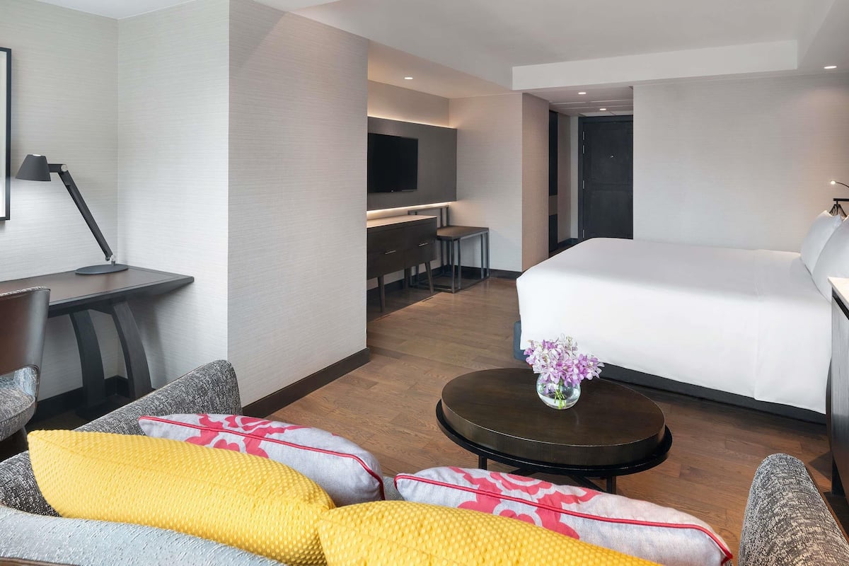 Caja de seguridad en la habitación, escritorio y cortinas blackout