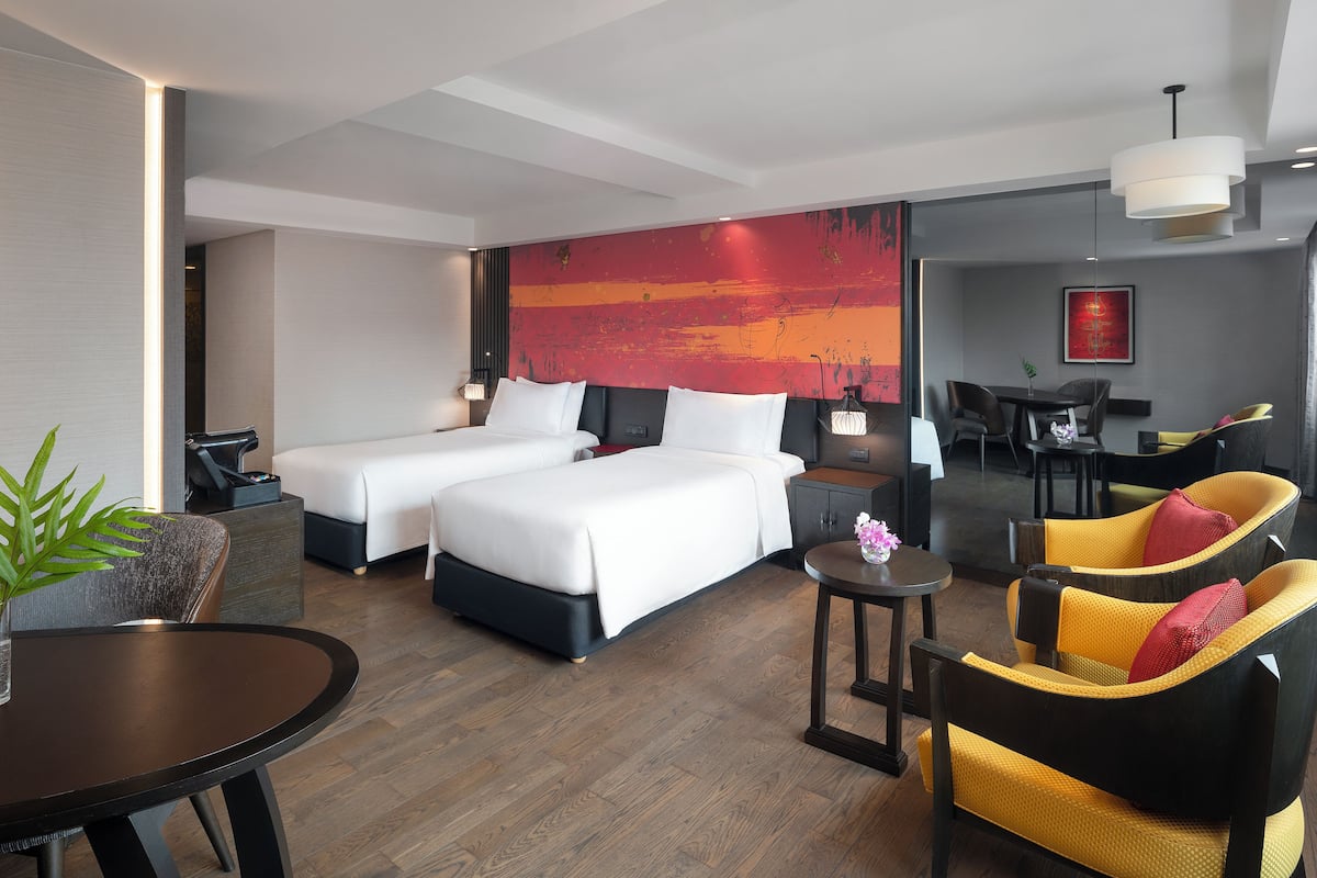 Caja fuerte, escritorio, cortinas opacas y sistema de insonorización