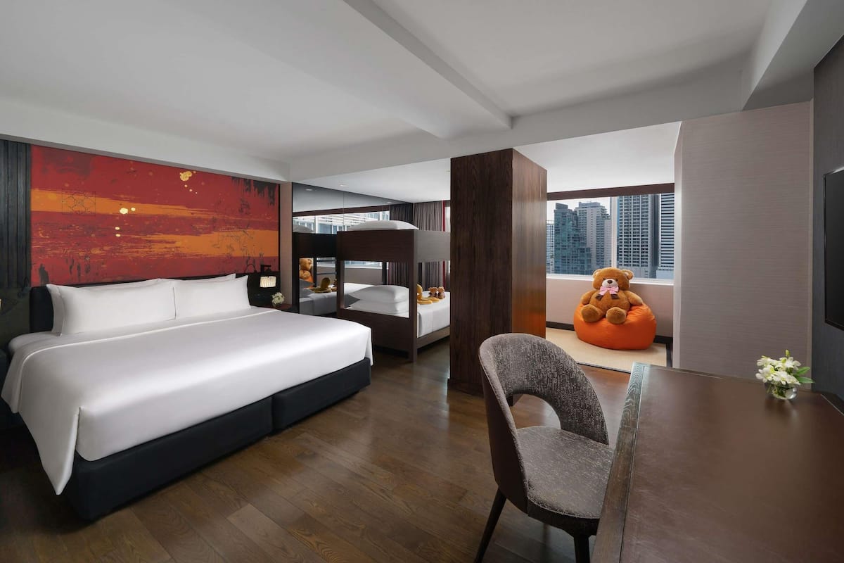 Perhehuone, useita sänkyjä | Tallelokero huoneessa, työpöytä, pimennysverhot, äänieristys