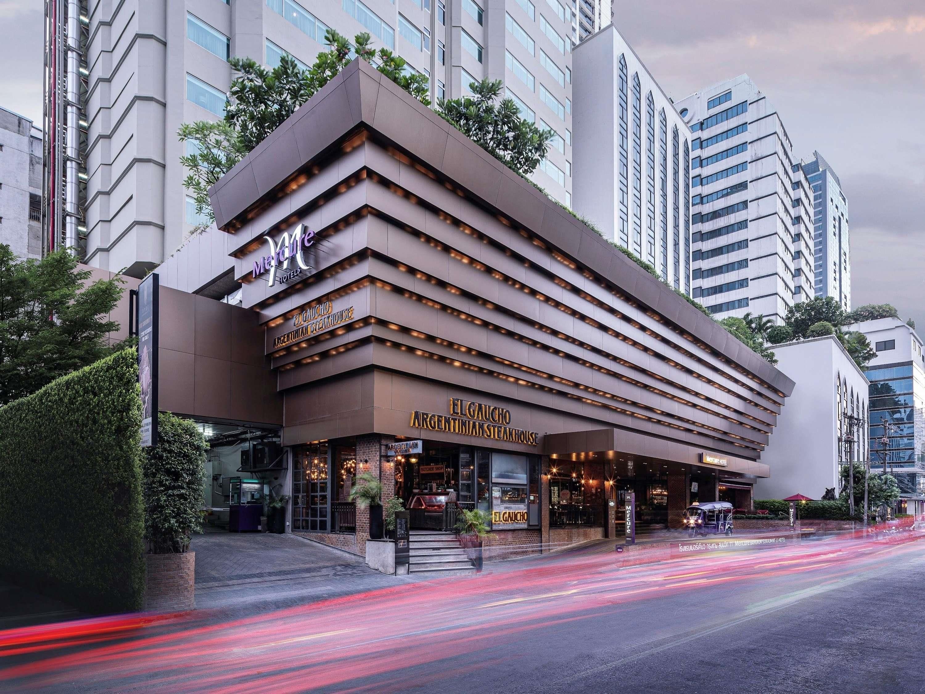 Un hotel moderno con una entrada destacada y señalización para 'El Gaucho Argentinean Steakhouse'.
