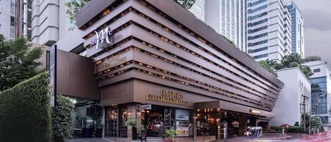 Un hotel moderno con una entrada destacada y señalización para 'El Gaucho Argentinean Steakhouse'.