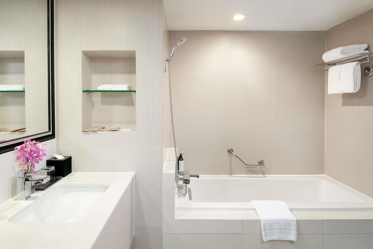 Värdeförvaringsskåp på rummet, skrivbord och mörkläggningsgardiner