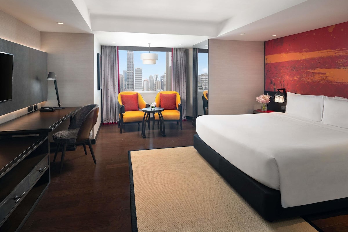Suite, 1 letto king | Cassaforte in camera, una scrivania, tende oscuranti, insonorizzazione