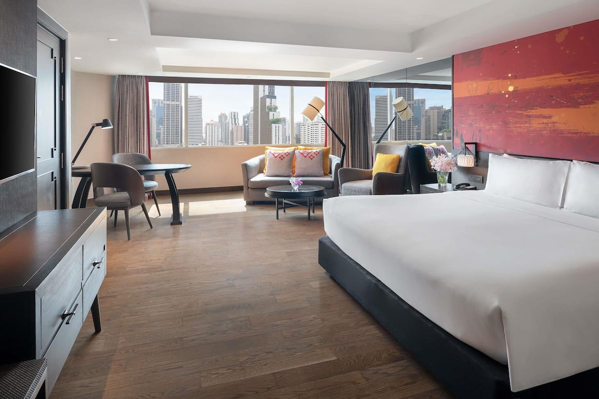 Tallelokero huoneessa, työpöytä, pimennysverhot, äänieristys