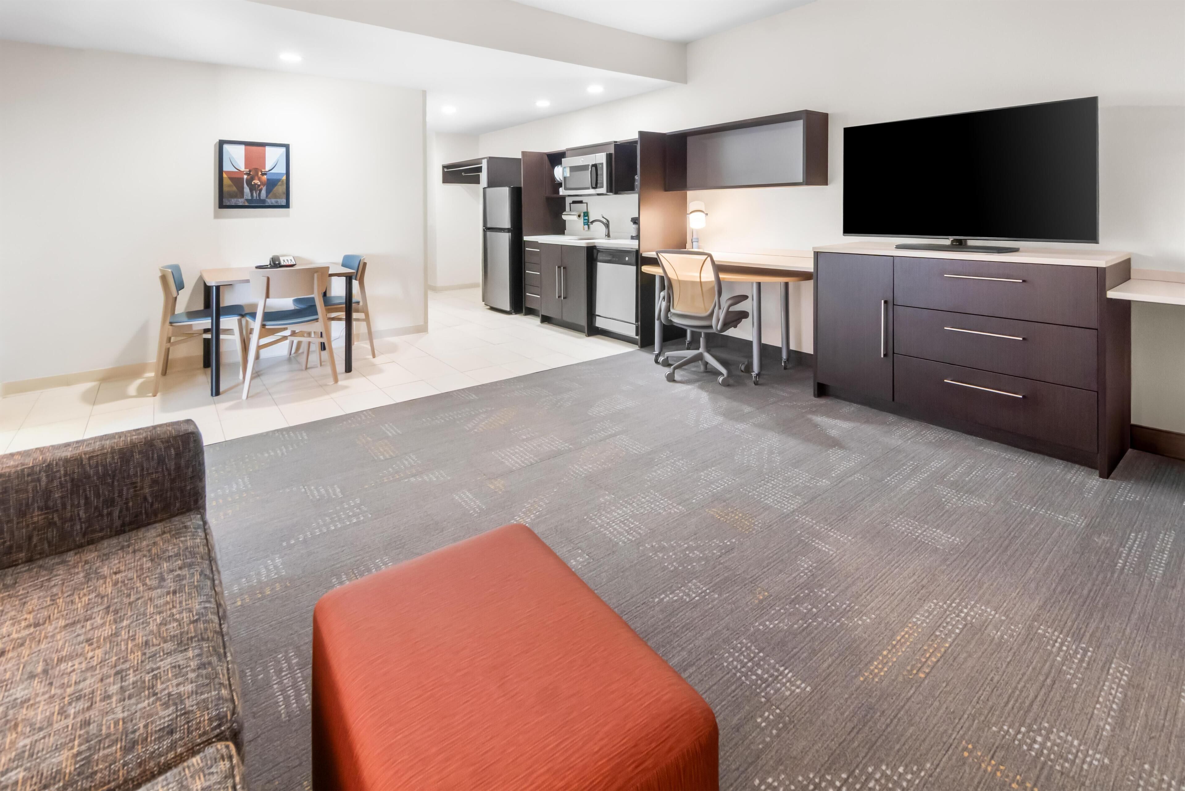 Suite, 1 slaapkamer, niet-roken | Een bureau, een laptopwerkplek, verduisterende gordijnen