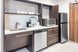 大型冷蔵庫、電子レンジ、オーブン、食器洗い機