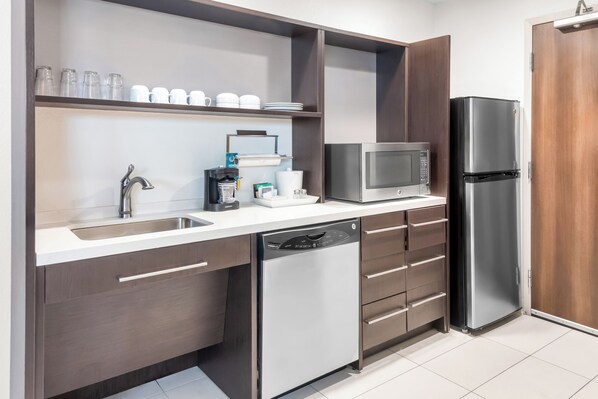 Full-sized fridge, microwave, oven, dishwasher - Home2 Suites by Hilton Dallas Grand Prairie (Grand Prairie)