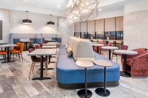 Free daily full breakfast  - Home2 Suites by Hilton Dallas Grand Prairie (Grand Prairie)