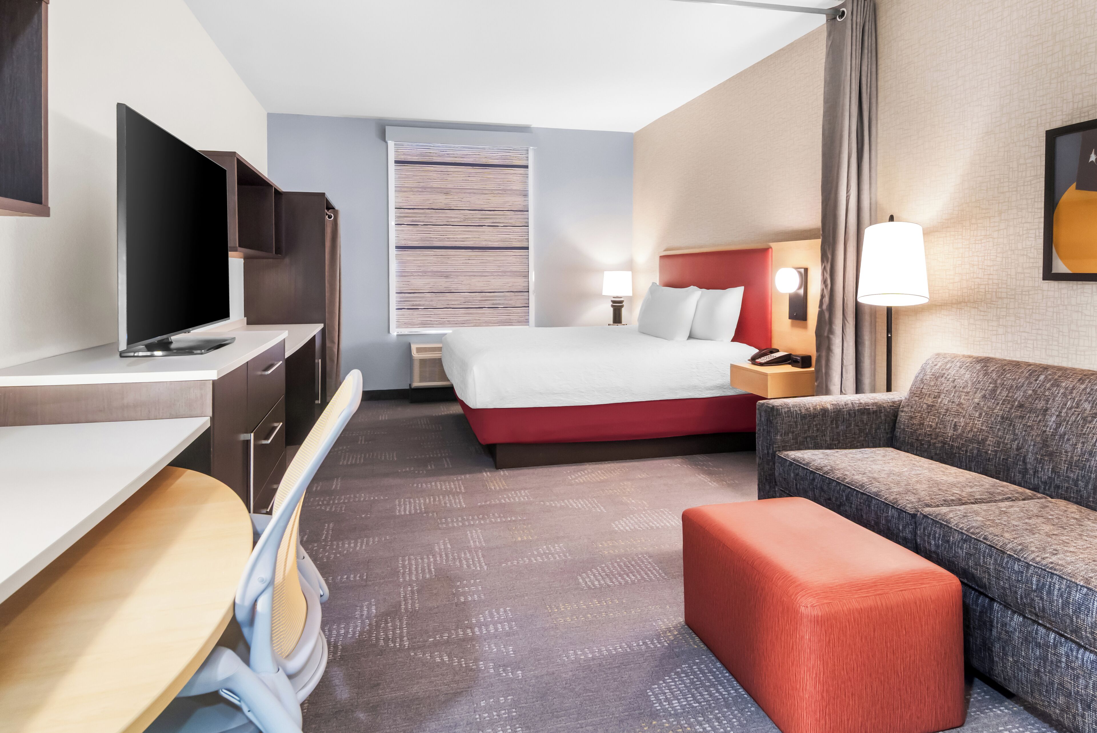 Escritorio, espacio para trabajar con laptop y cortinas blackout 