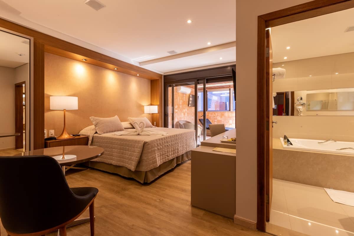 Suite – grand | Minibar, safe på rommet, skrivebord og skrivebord for bærbar PC