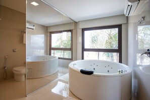 Romantic Suite | Private spa tub - Hotel Bahamas (Dourados)