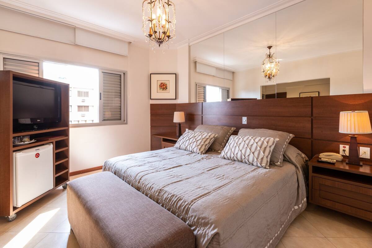 Suite – deluxe | Minibar, safe på rommet, skrivebord og skrivebord for bærbar PC