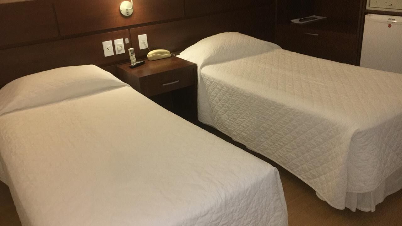 Minibar, caja de seguridad en la habitación y decoración personalizada 
